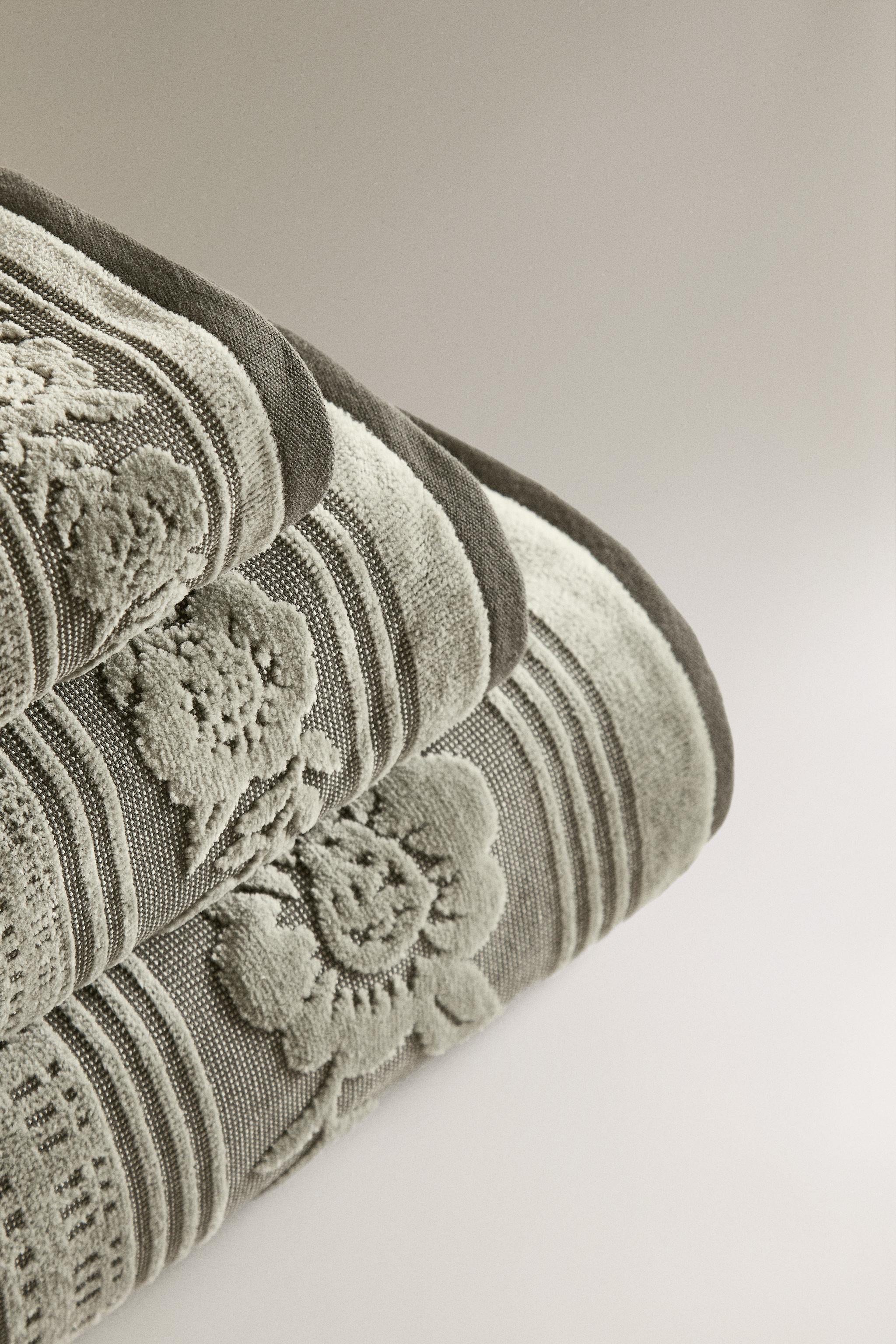 VELOUR JACQUARD BATH TOWEL